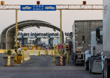 Detiene gobierno texano inspecciones a camiones mexicanos