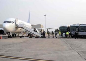 Deportan por avión a 133 guatemaltecos