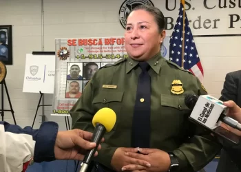 Se “arrepiente” gobierno de Abbott por llamar “ilegales” a victimas de tiroteo