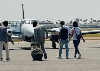 Detienen a pilotos con migrantes en Harlingen
