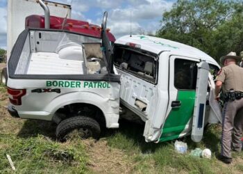 Agentes de la Patrulla Fronteriza chocan con trailer