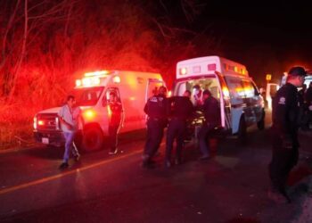Autobús cae de un barranco y mueren 18 personas en Nayarit
