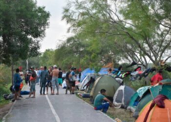 Migrantes intentan cruzar frontera alambrada en Tamaulipas a horas del fin del Título 42