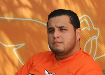 Exigen alumnos de la UANL el despido como maestro del líder estatal de MC acusado de homicidio.