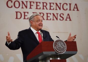 Anuncia AMLO aumento salarial del 8.2 % a maestros y trabajadores de la educación 