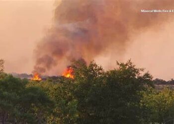 Se expande incendio en Texas, ordenan evacuaciones