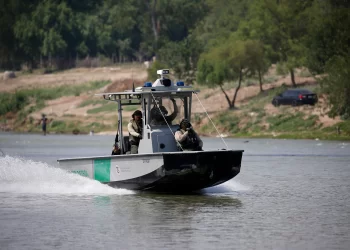 Rescatan a madre e hijo de corriente del rio Bravo