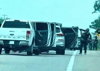 Con armas largas y a media carretera, secuestran a 14 funcionarios de Chiapas