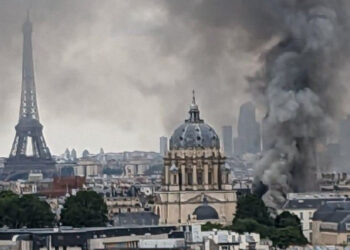 Arden edificios en París por fuerte explosión de gas