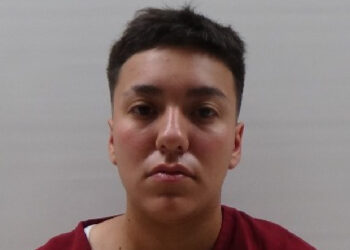 Mujer es detenida por disparar desde un vehículo