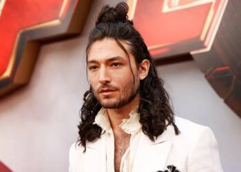 Ezra Miller reaparece tras escándalos: así lució con nuevo look en la premier de The Flash
