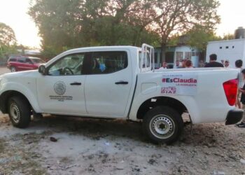 Quitan vehículos oficiales a funcionario de Oaxaca; repartían propaganda de Sheinbaum