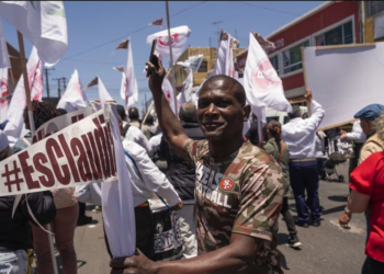 Con banderines de #EsClaudia, movilizan a decenas de migrantes para evento de Sheinbaum en Tijuana