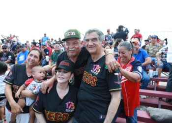 Lanza gobernador primera bola en partido de la Liga Mexicana de Beisbol