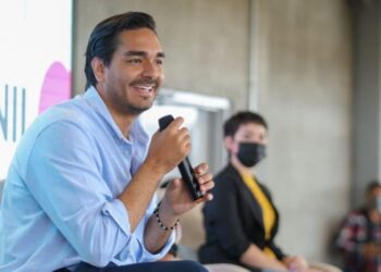 Se reúne Carlos Peña con directivos de la CFE