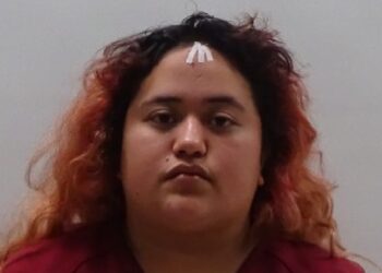 Mujer arrestada por golpear perros y publicarlo en redes sociales