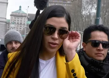 Emma Coronel, esposa de El Chapo Guzmán, sale de la cárcel
