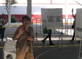 Delfina Gómez acude a votar a Texcoco