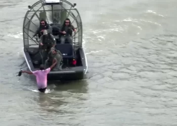 Lo detienen cruzando migrantes por el Rio Bravo