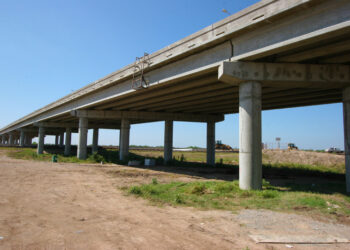 Huía de la policía y salta de puente internacional