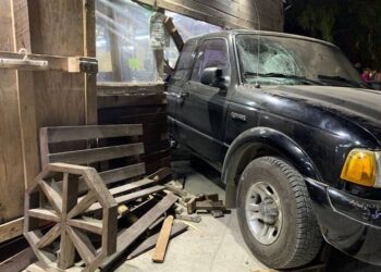 Choque de camioneta contra un negocio en Tamaulipas mata a un menor de 10 años