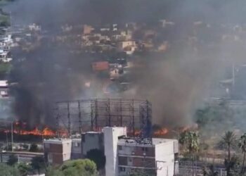 Se incendia el río Santa Catarina