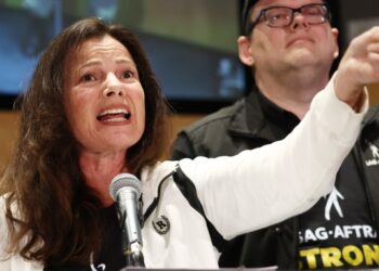 Fran Drescher se lanza contra Hollywood: se dicen pobres, pero dan millones a sus CEO