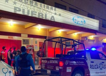 Atracan taquillas de la Arena Puebla en pleno lunes de luchas