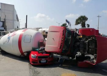 Revolvedora de concreto aplasta auto en Tampico