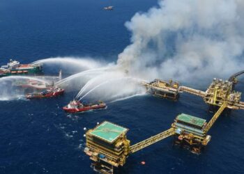 Denuncian derrame de hidrocarburos tras explosión en plataforma de Pemex