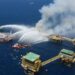 Denuncian derrame de hidrocarburos tras explosión en plataforma de Pemex