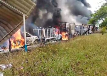 Bloquean carretera de Tantoyuca, Veracruz, con camiones incendiados