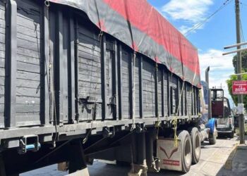 Rescatan a más de 300 migrantes transportados en camiones de carga en Veracruz