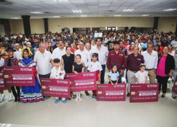 Entregó Alcalde de Reynosa tarjetas del Programa de Becas “Contamos Contigo 2023”