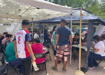 Migrantes varados en el río Bravo reciben ayuda en Matamoros