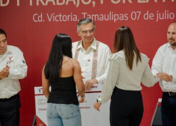 Reactiva gobernador entrega de becas y útiles escolares