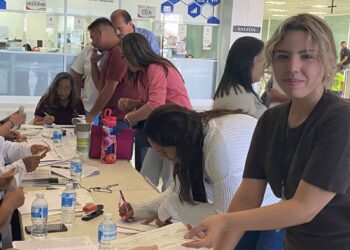 Reciben becas escolares personal del servicio público y sus hijos