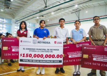 Entregó Carlos Peña Ortiz Tarjetas de Becas “Contamos Contigo 2023”