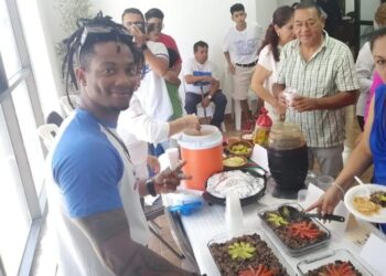 Realizan muestra gastronómica con platillos típicos de migrantes de diferentes países