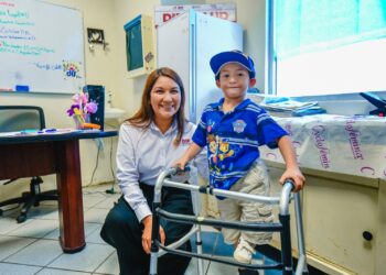 Recibe pequeño andandor especial y apoyo médico