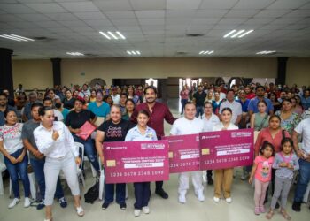 Entregó Alcalde Carlos Peña Ortiz Tarjetas de Becas de Posgrado