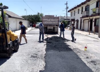 Rehabilitan drenaje sanitario en la colonia Longoria