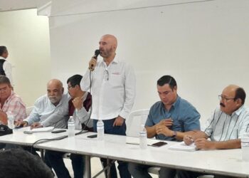 Sostiene reunión secretario de Recursos Hidráulicos con usuarios del Distrito de Riego 026