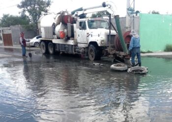 Arreglan fuga de agua residual en Paseo de las Flores