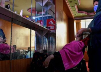 El Talibán ordena el cierre de todos los salones de belleza y peluquerías en Afganistán