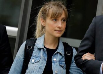 Allison Mack, actriz de Smallville y condenada en caso NXIVM, sale de prisión