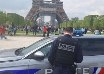 Violan en París a turista mexicana; detienen a dos sospechosos
