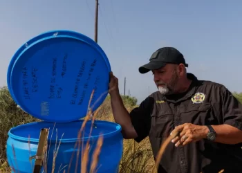 Barriles de agua potable para migrantes que caminan por Texas han desaparecido