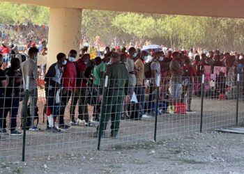 Cientos de migrantes asaltan puente en el sur de Texas desde Matamoros