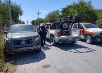 Aseguran armamento dentro de dos vehículos en Tamaulipas